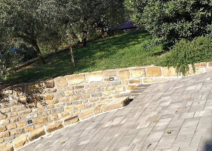 Tomisic アパート